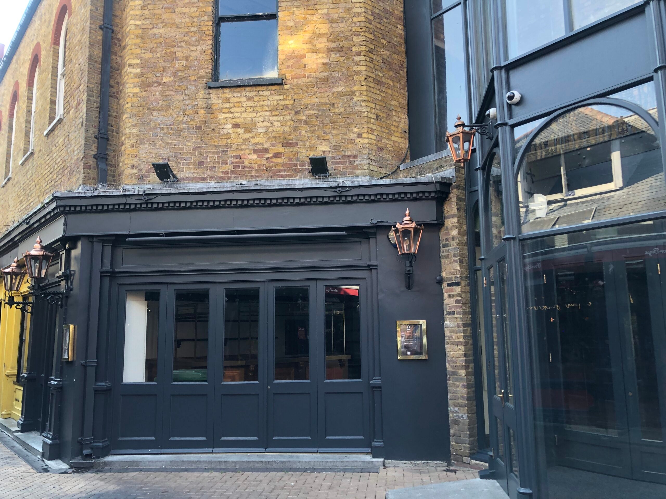 Flat Griffin Arcade in Greater London