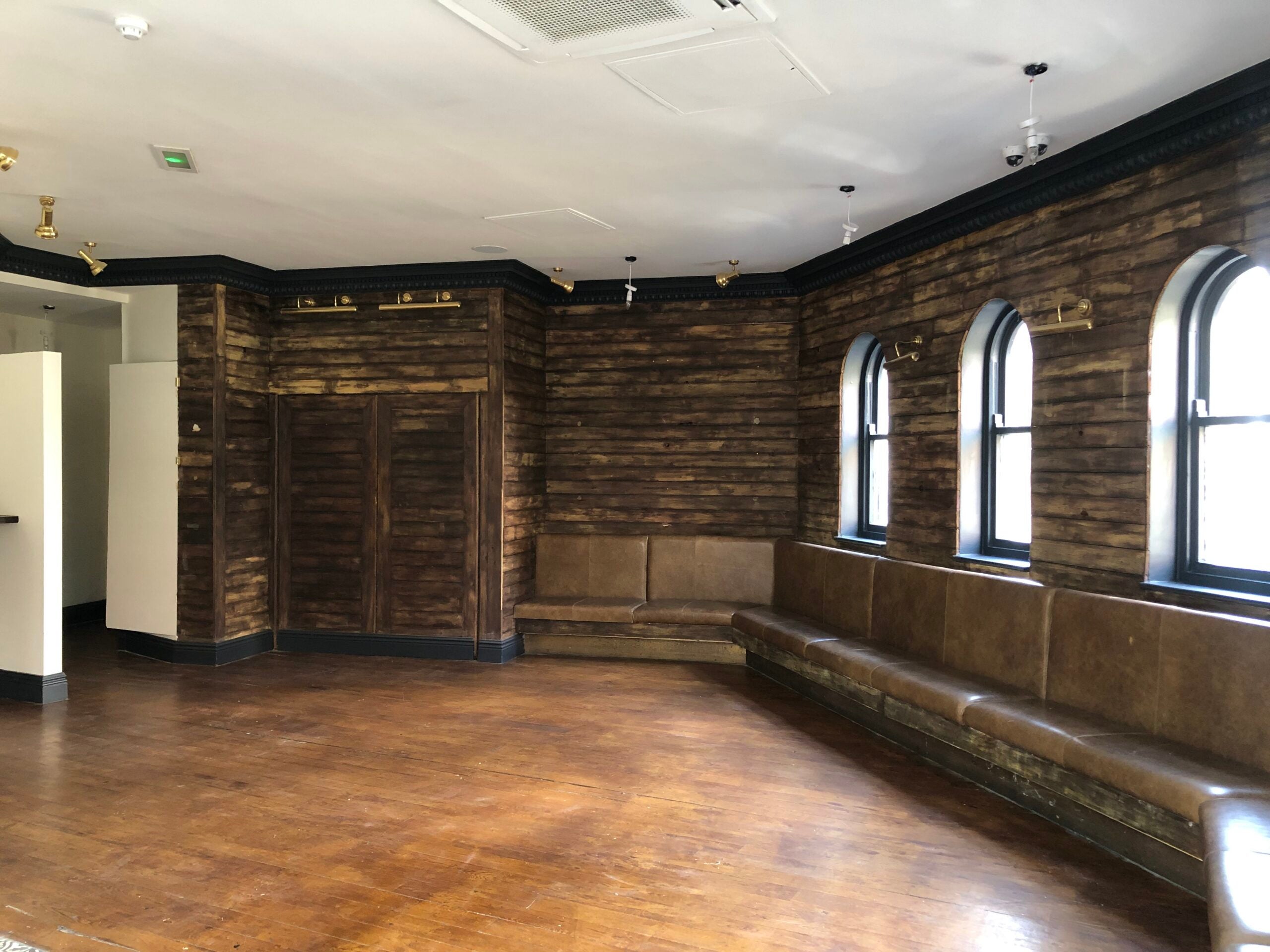 Flat Griffin Arcade in Greater London