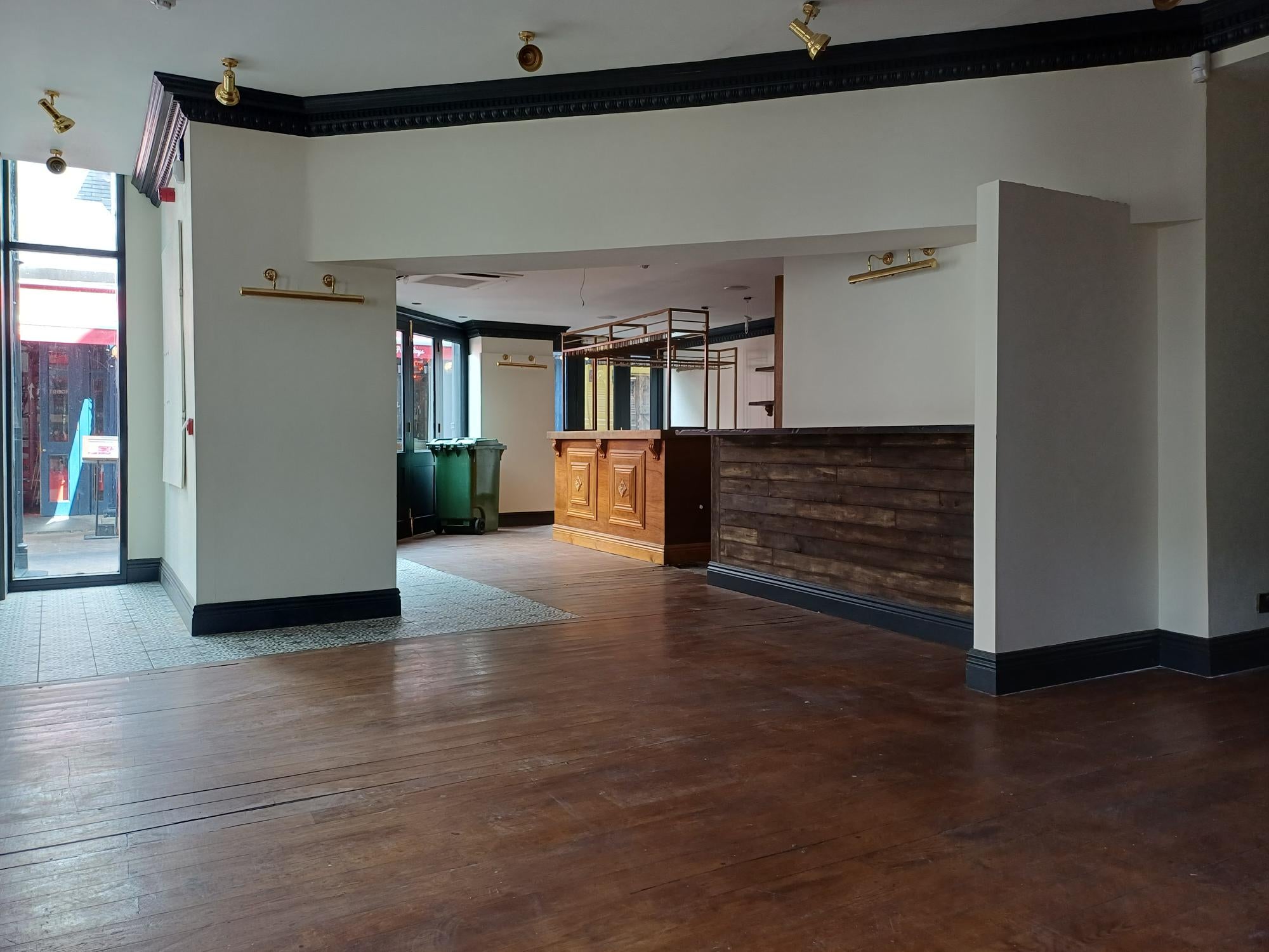 Flat Griffin Arcade in Greater London