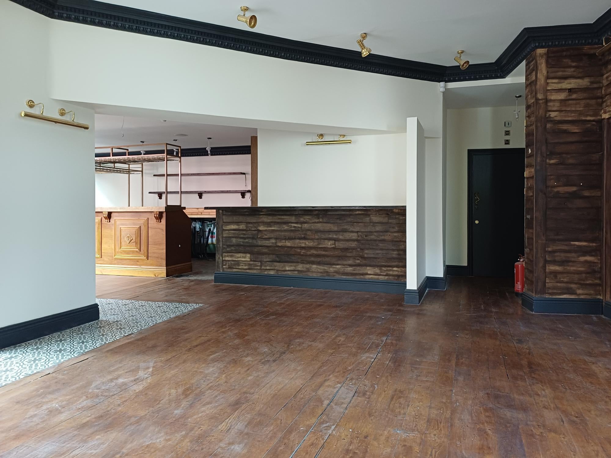 Flat Griffin Arcade in Greater London