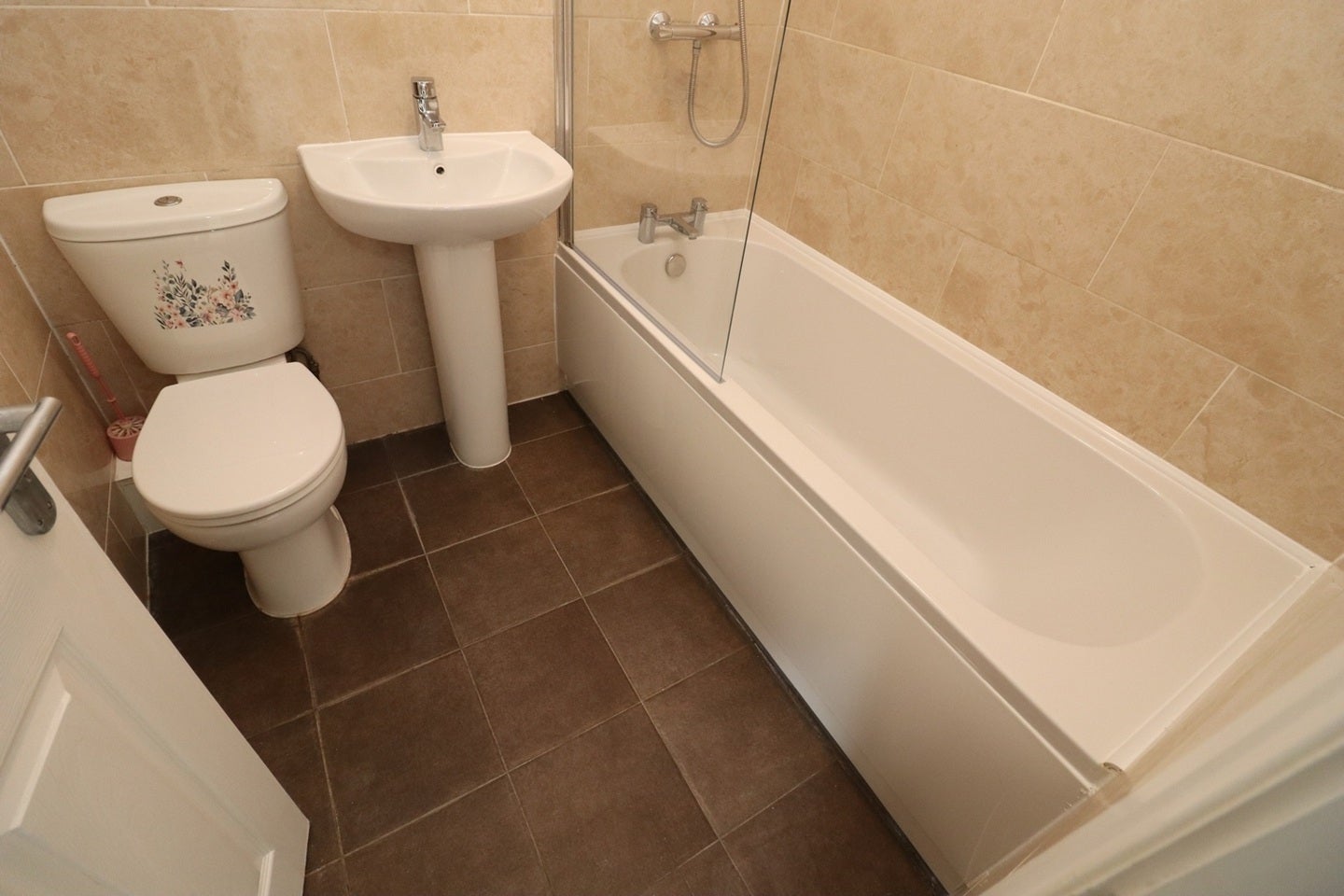 Flat Ashgrove Road in Greater London