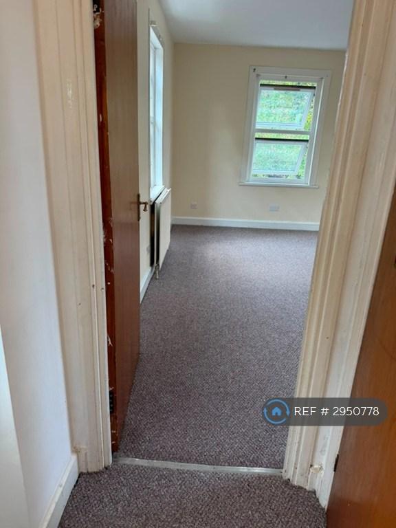 Flat Grange Road in Greater London