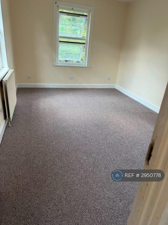 Flat Grange Road in Greater London