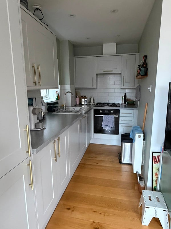 Flat Christchurch Avenue in Greater London