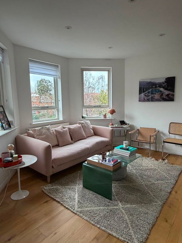 Flat Christchurch Avenue in Greater London