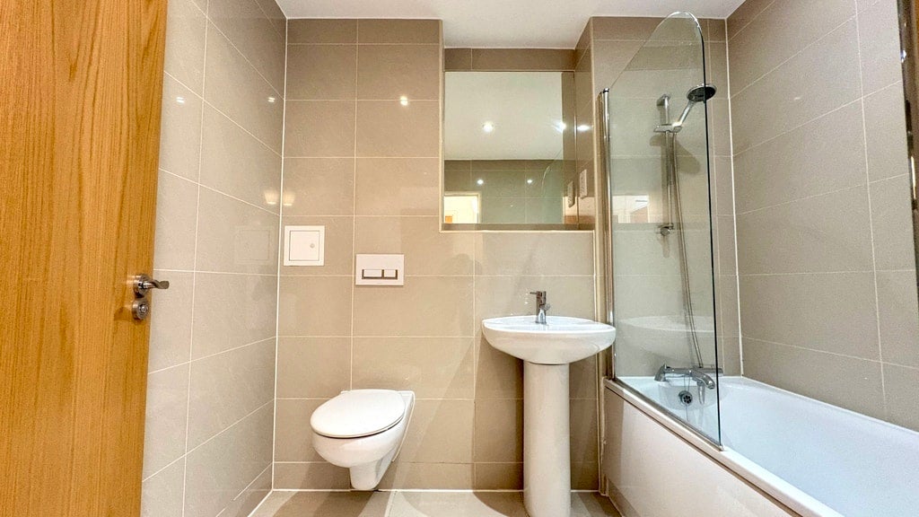 Flat Greenhill Way in Greater London