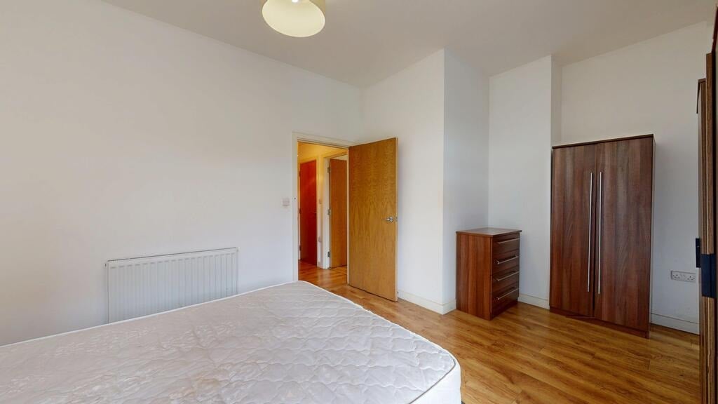 Flat Greenhill Way in Greater London