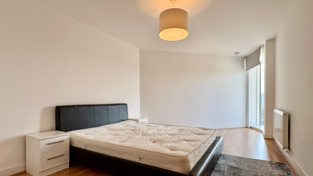 Flat Greenhill Way in Greater London