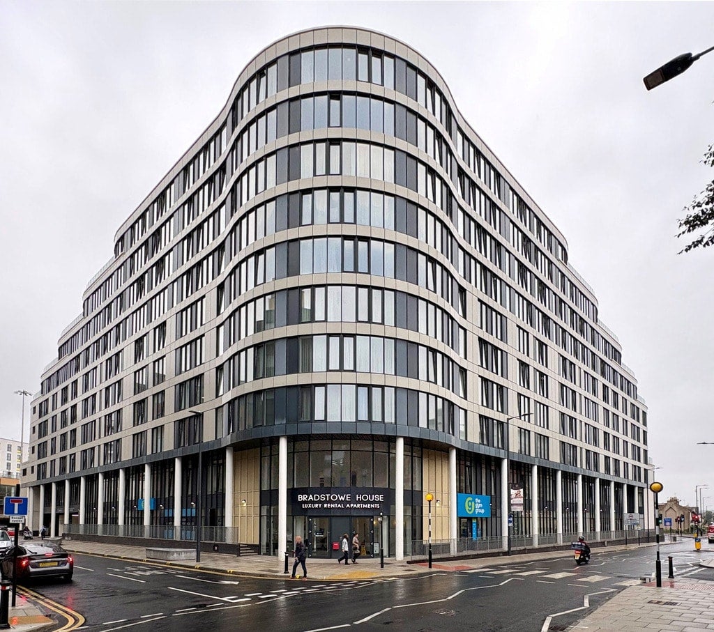 Flat Greenhill Way in Greater London
