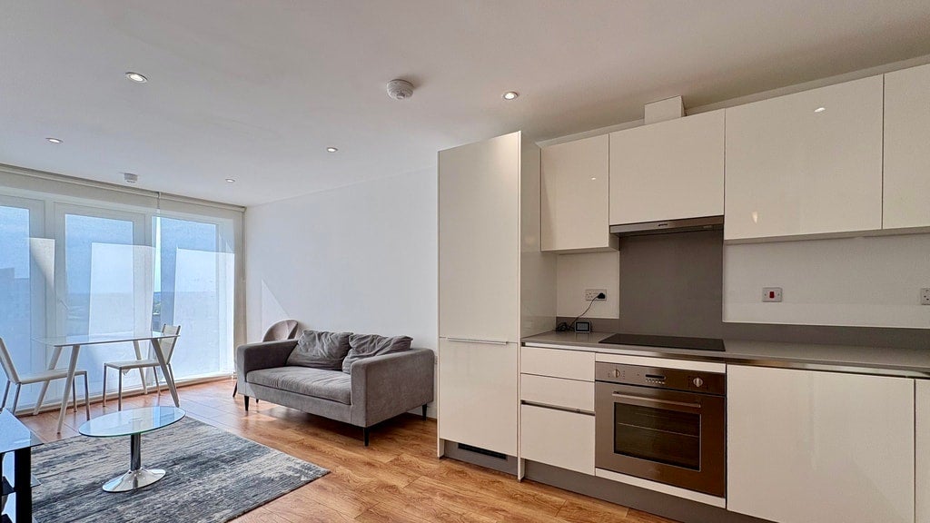 Flat Greenhill Way in Greater London