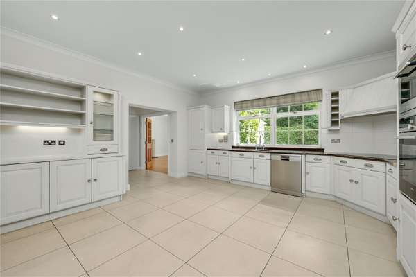 House Cavendish Road in Elmbridge