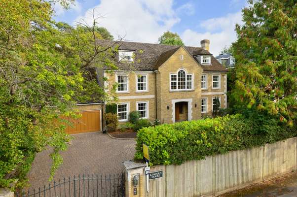House Cavendish Road in Elmbridge