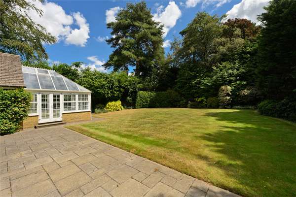 House Cavendish Road in Elmbridge