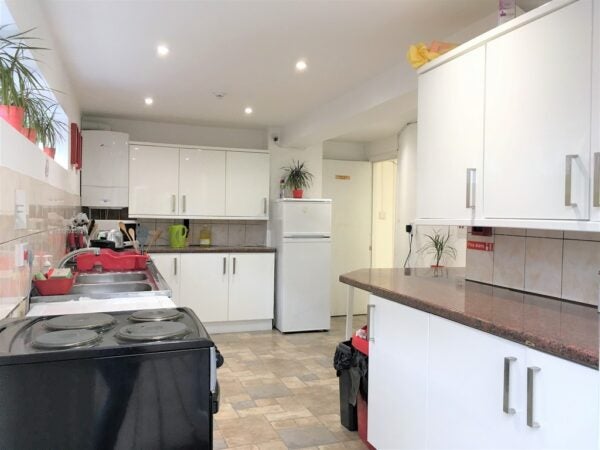 Room Lancing Road in Greater London