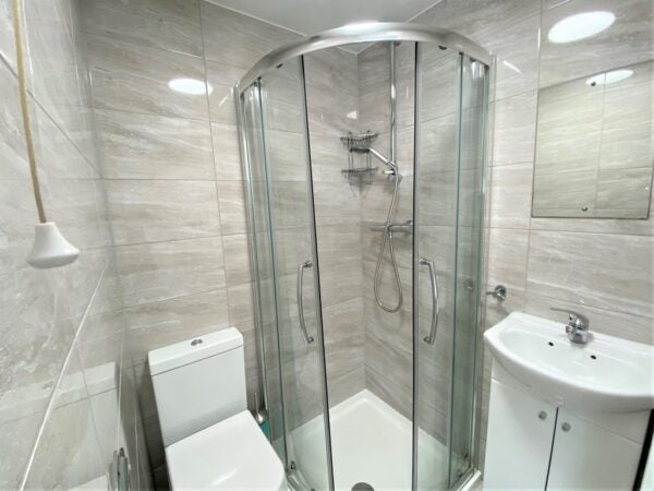 Room Lancing Road in Greater London