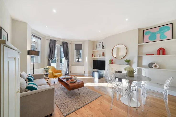 Flat Holland Road in Greater London