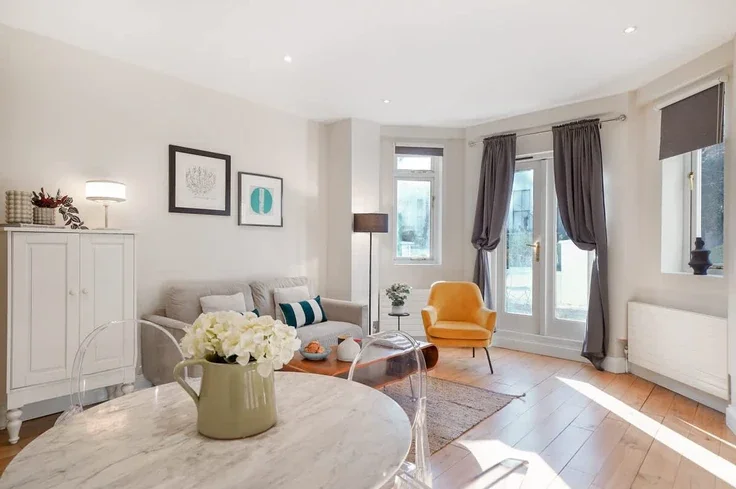 Flat Holland Road in Greater London