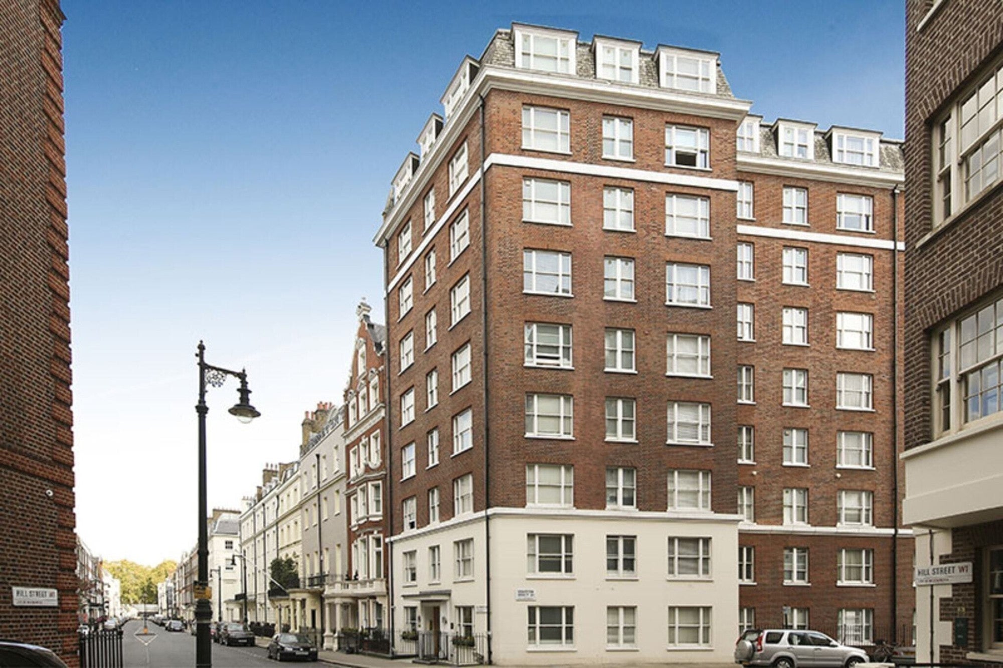 Flat Hill Street in City of Westminster