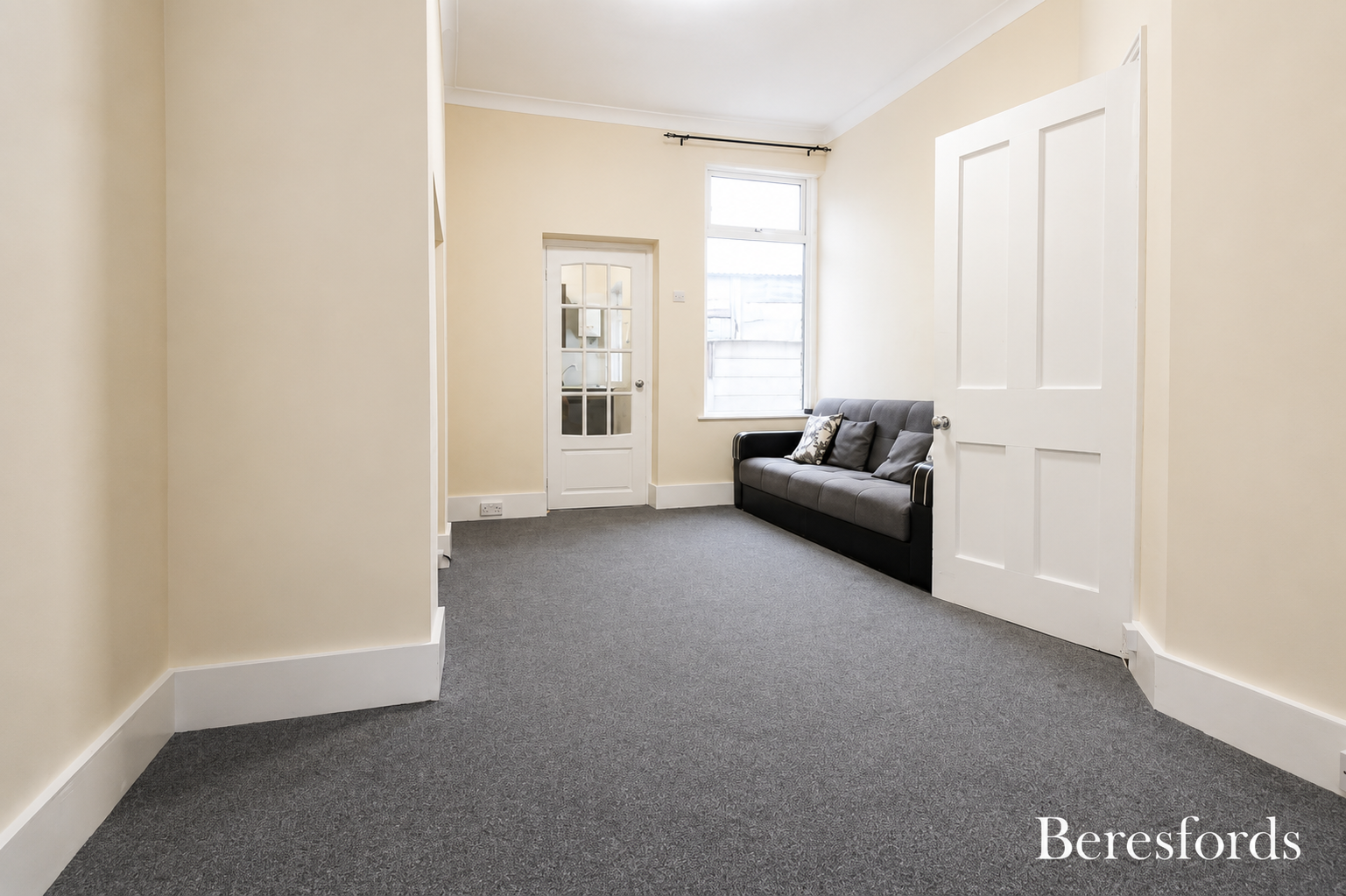 Flat Suttons Lane in Greater London