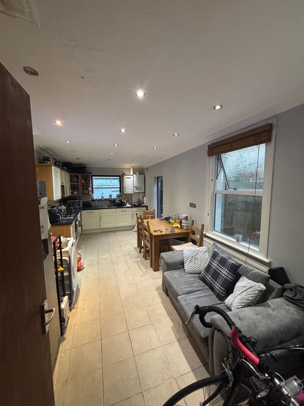 Room Chale Road in Greater London