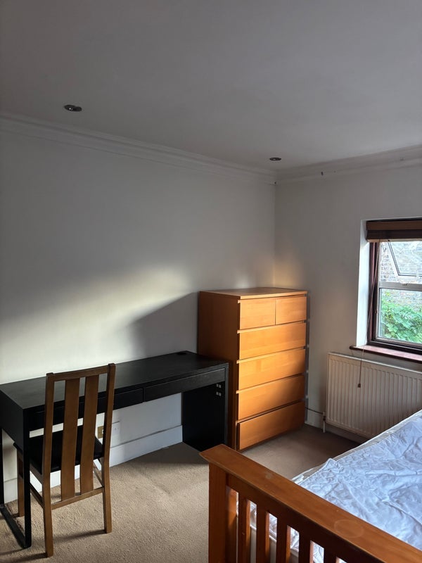 Room Chale Road in Greater London