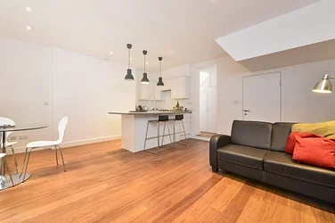 Flat Queenstown Road in Greater London