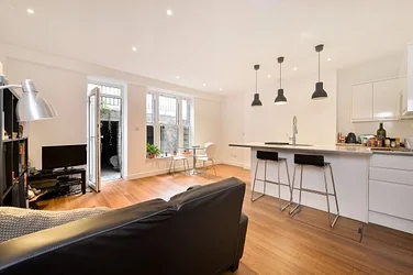 Flat Queenstown Road in Greater London