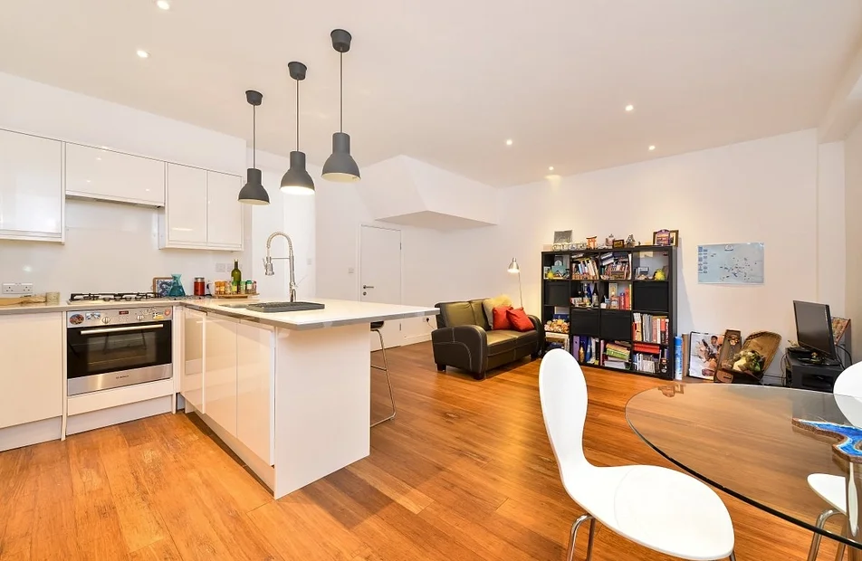Flat Queenstown Road in Greater London