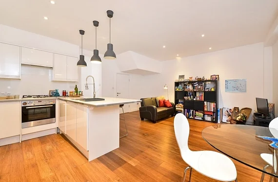 Flat Queenstown Road in Greater London