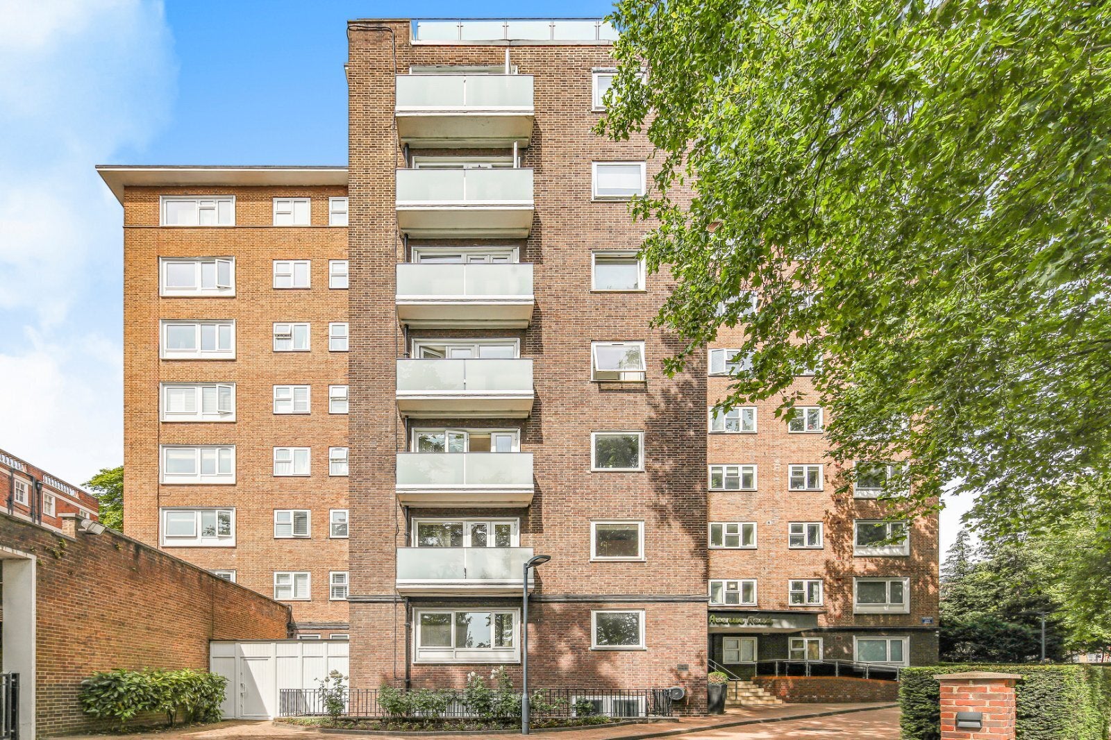 Flat Avenue Road in Greater London