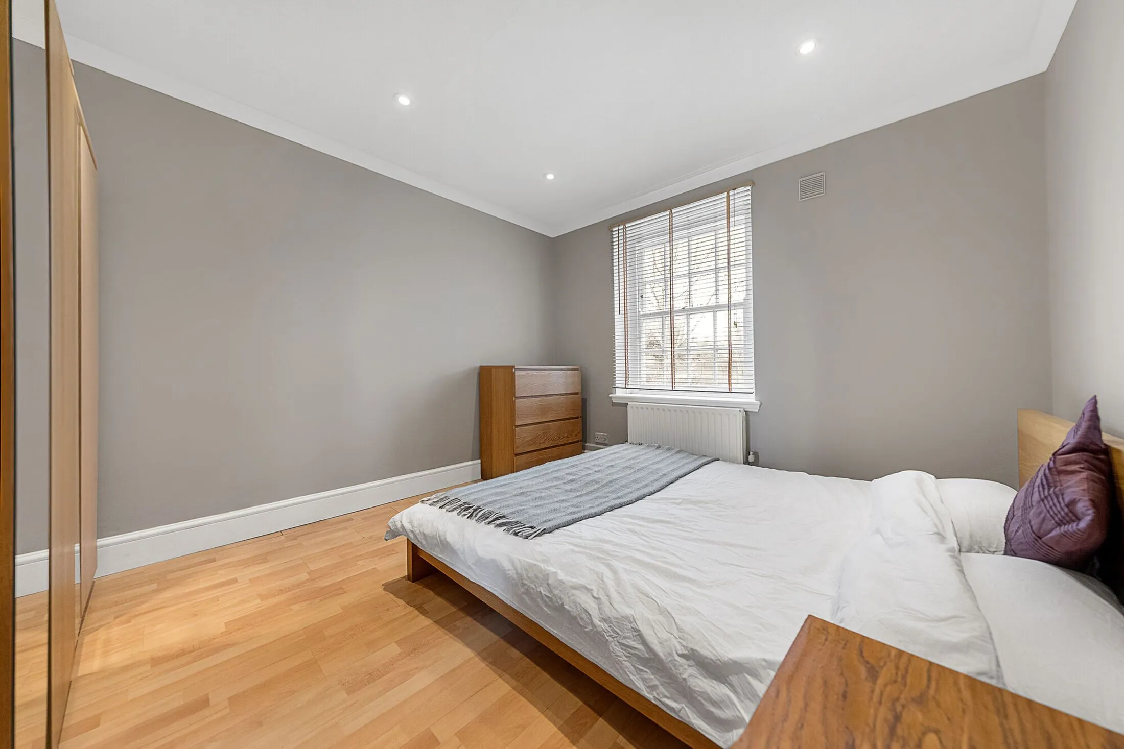 Flat Killyon Road in Greater London