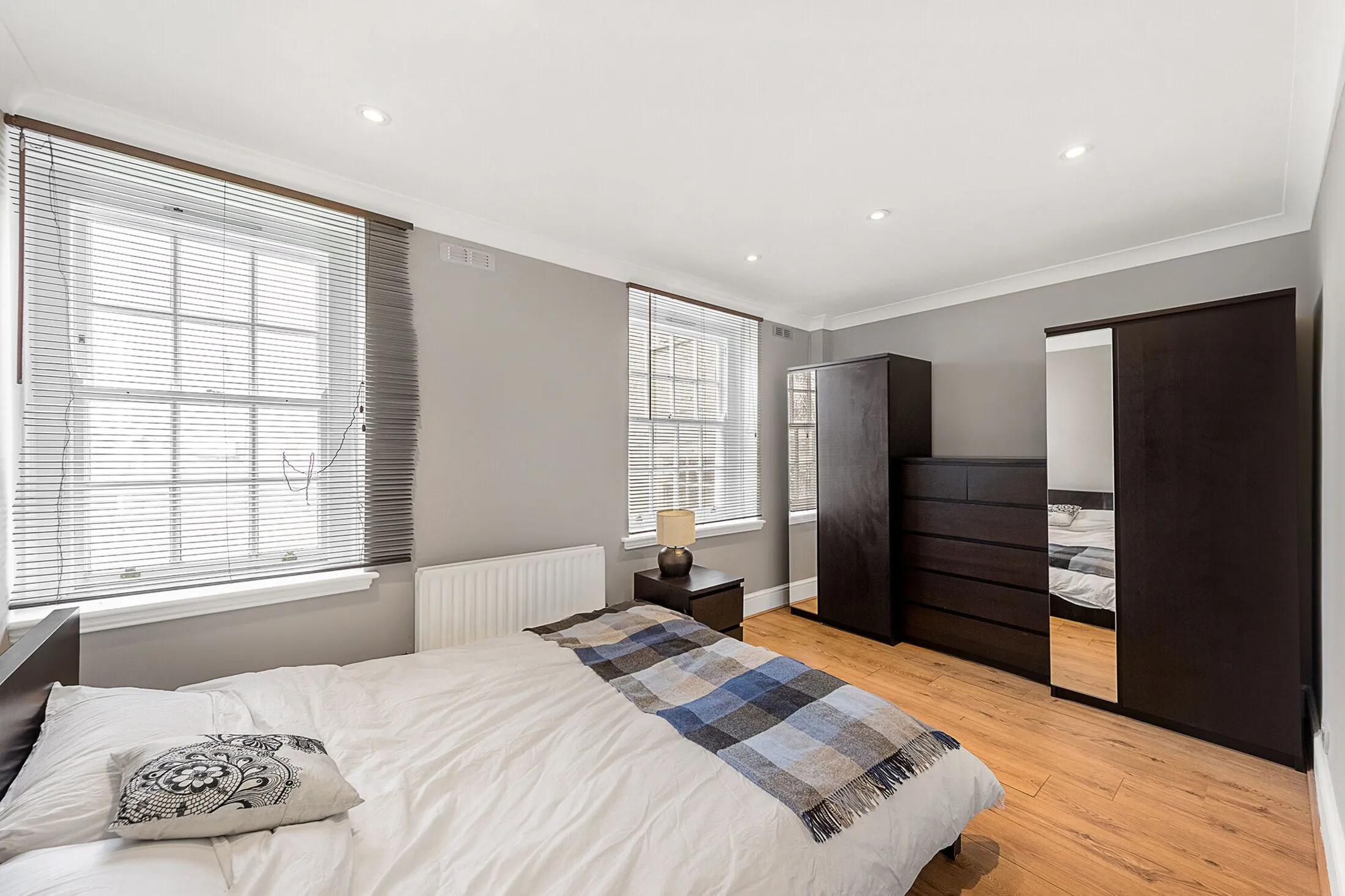 Flat Killyon Road in Greater London