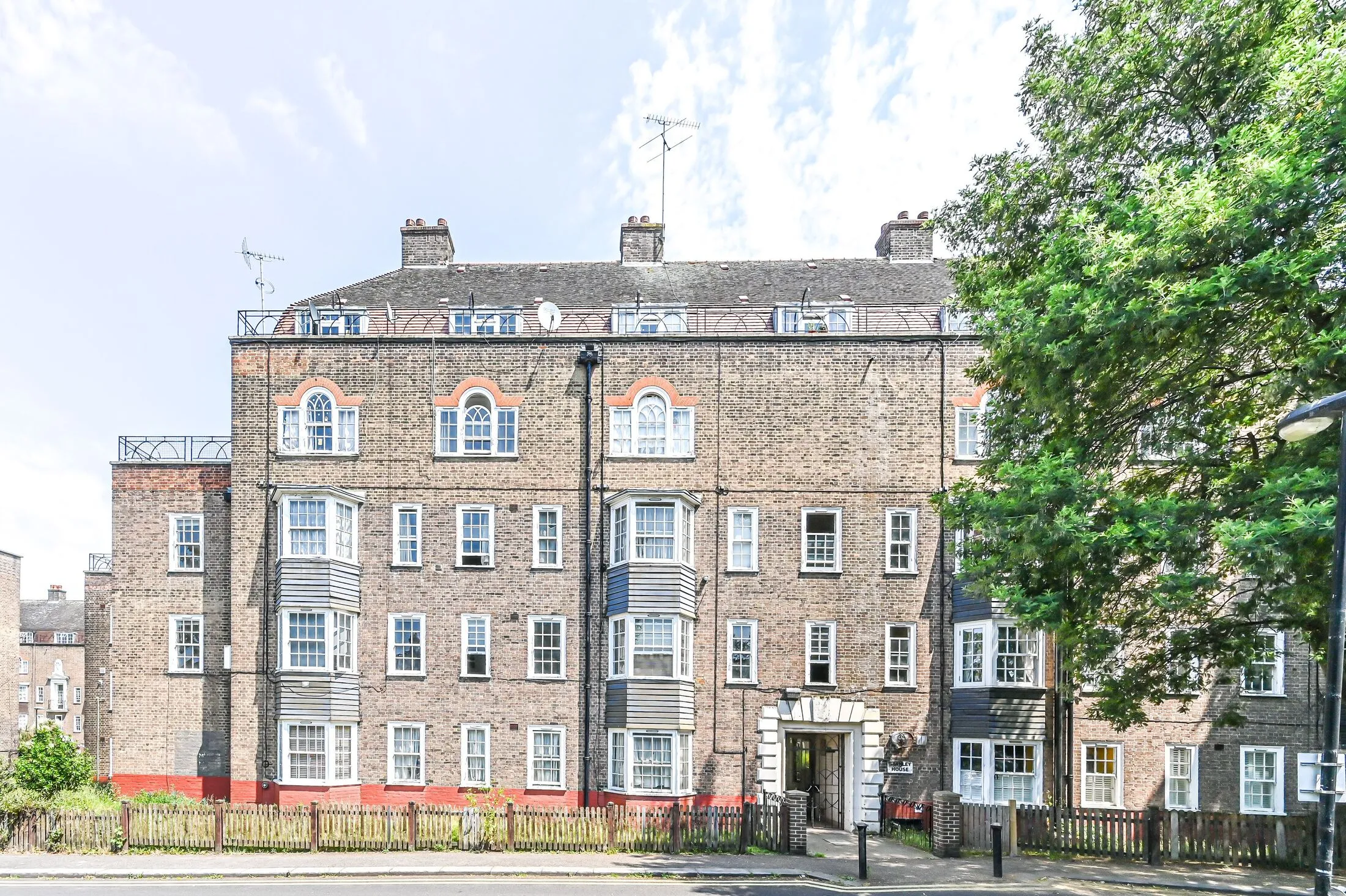Flat Killyon Road in Greater London