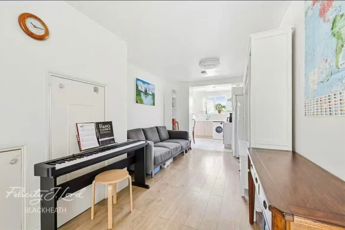 Room Calderwood Street in Greater London