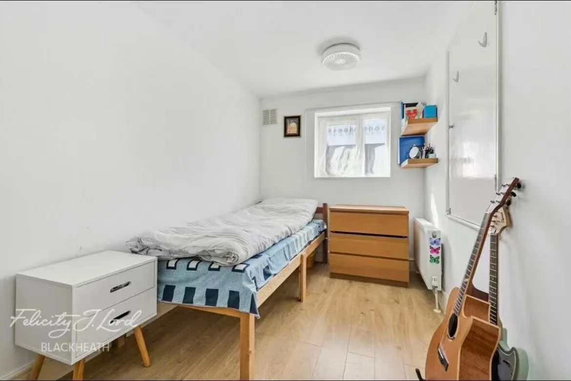 Room Calderwood Street in Greater London