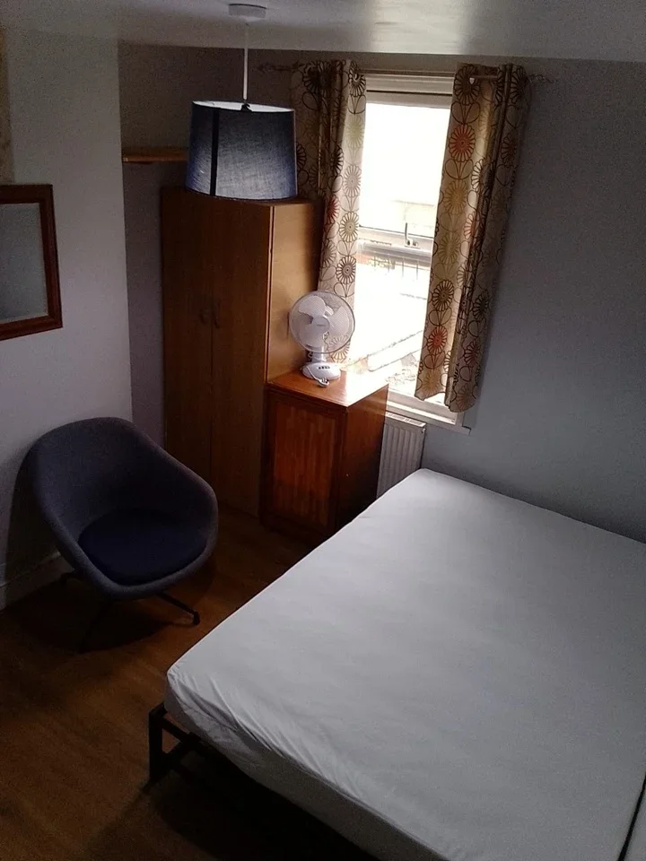 Room Lawrence Road in Greater London