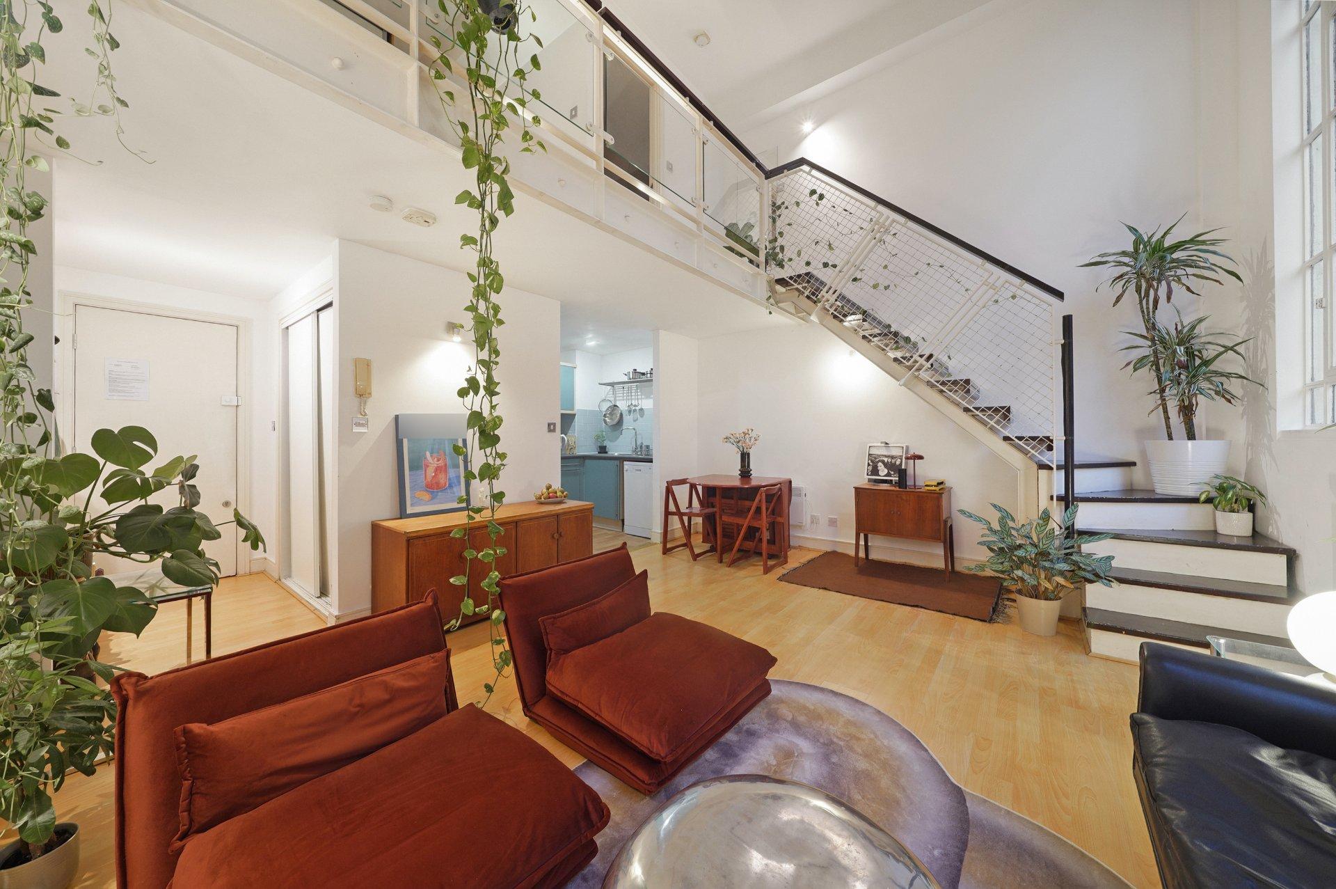 Flat Manor Gardens in Greater London