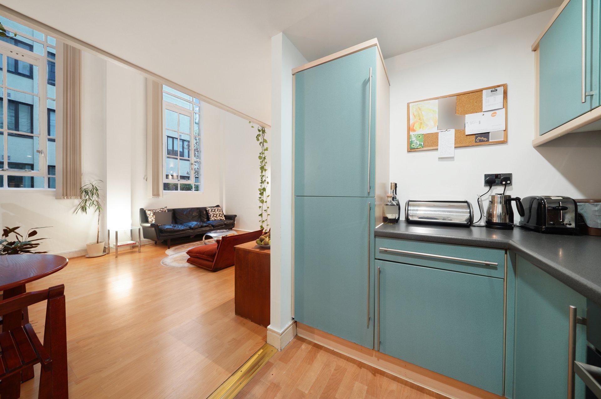 Flat Manor Gardens in Greater London