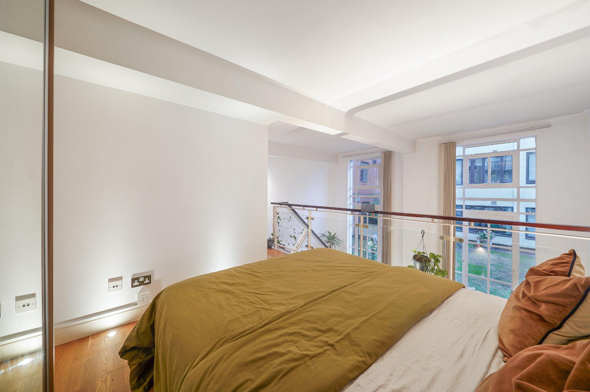 Flat Manor Gardens in Greater London