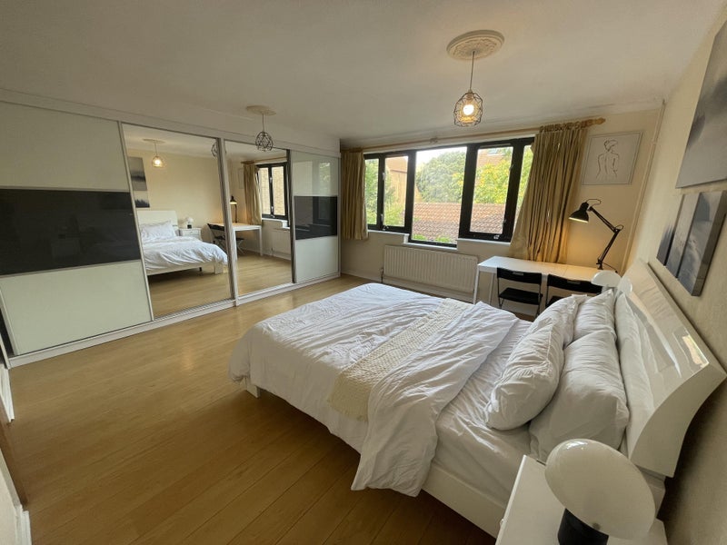 Room Manchester Road in Greater London