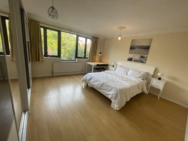 Room Manchester Road in Greater London
