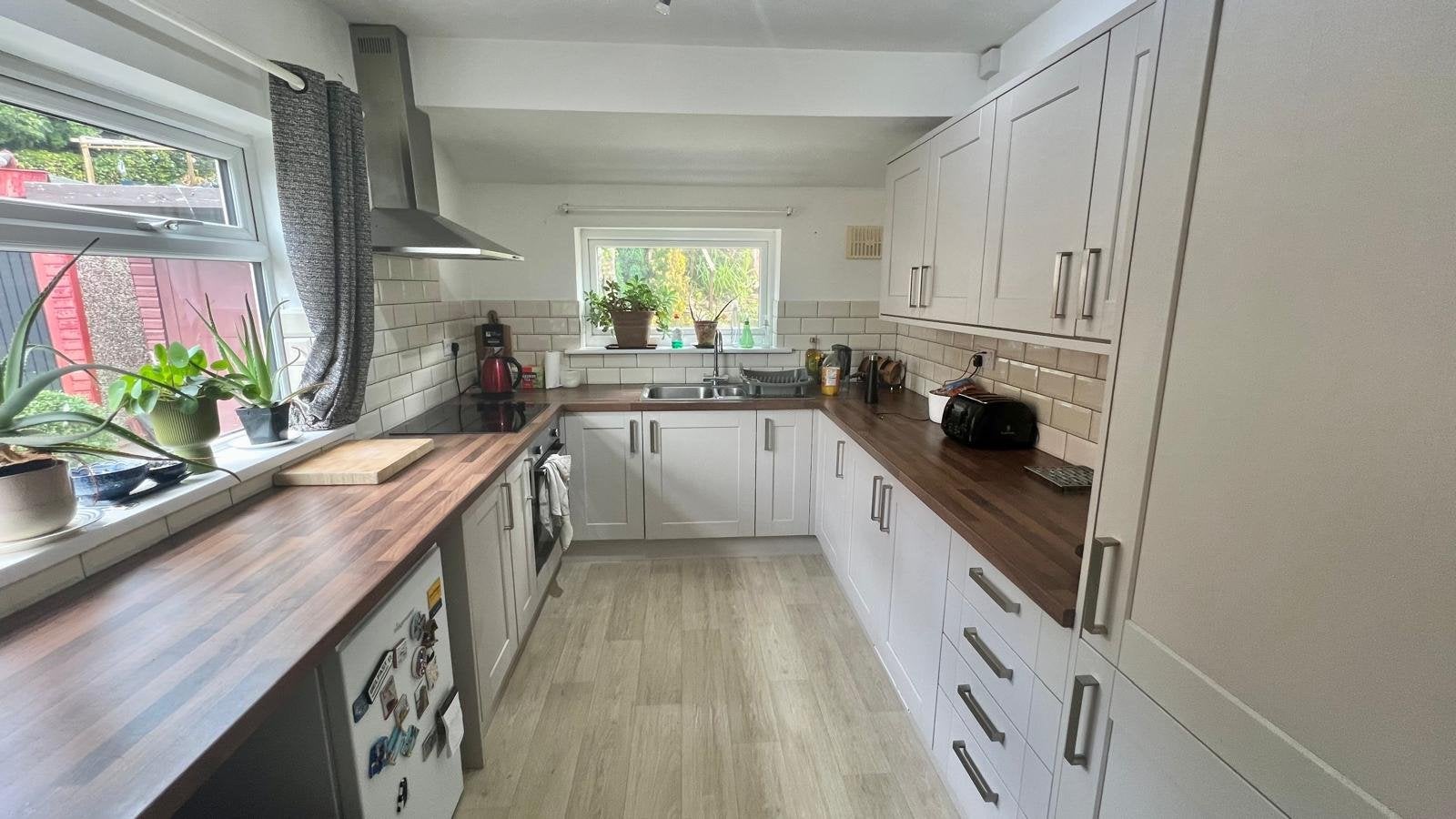 House Banksfield Grove in Leeds