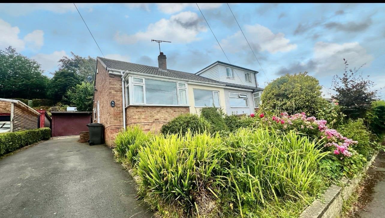 House Banksfield Grove in Leeds