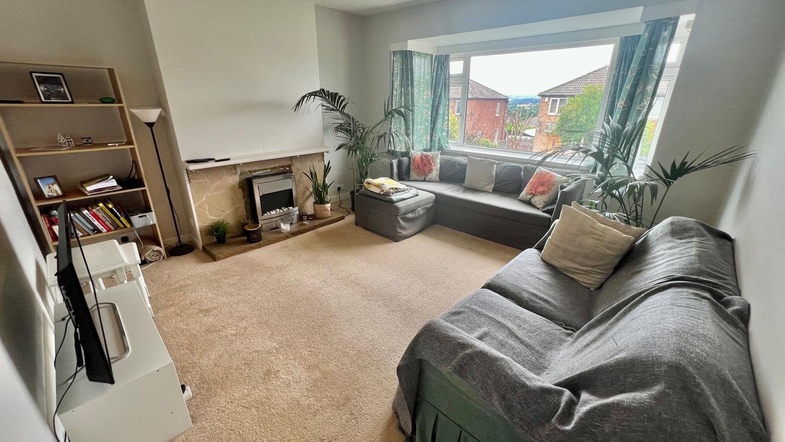 House Banksfield Grove in Leeds