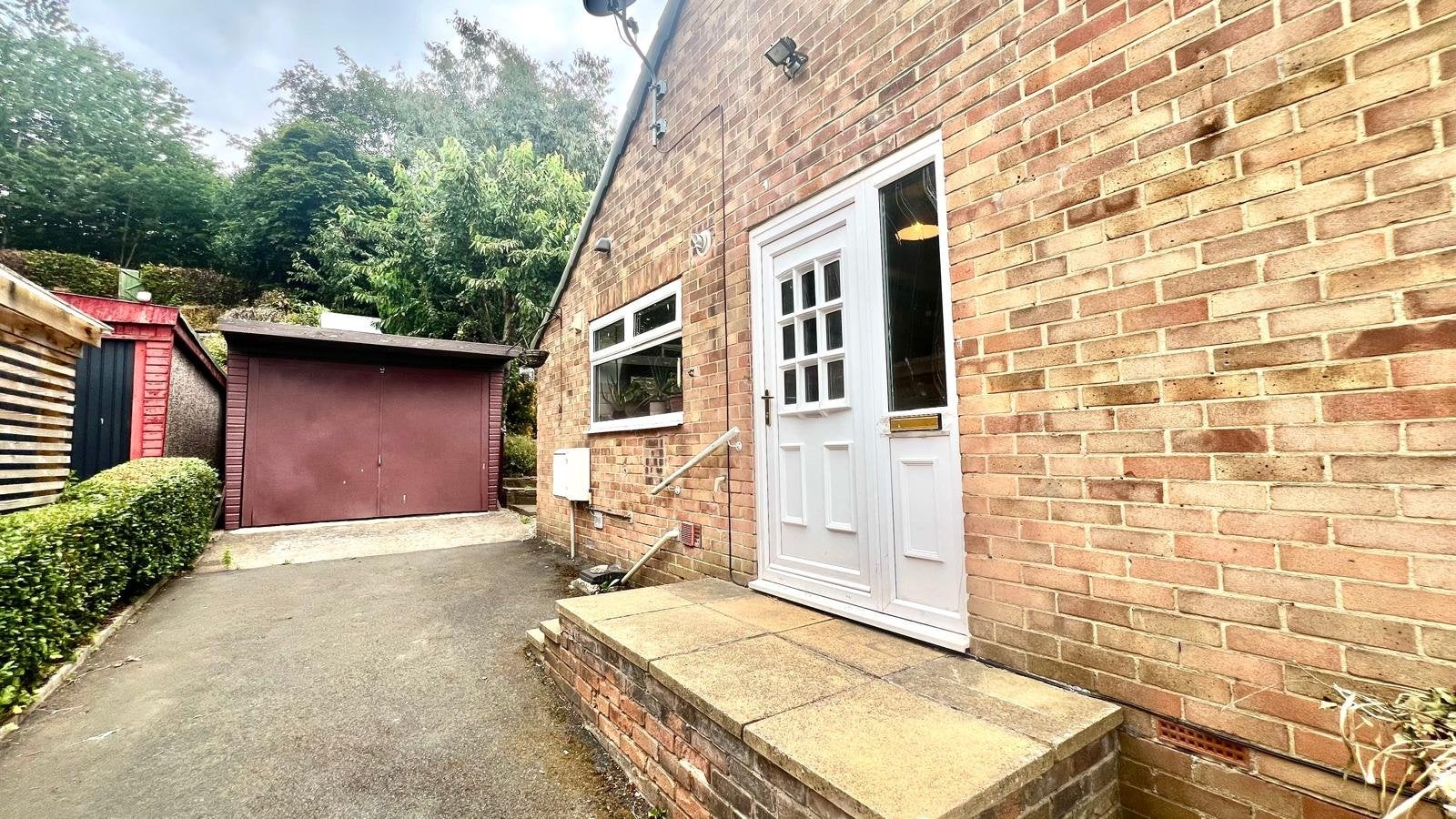 House Banksfield Grove in Leeds