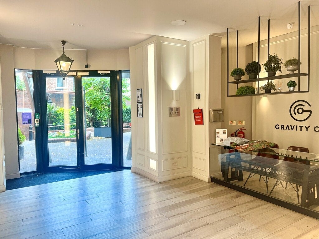 Flat Staines Road in Greater London