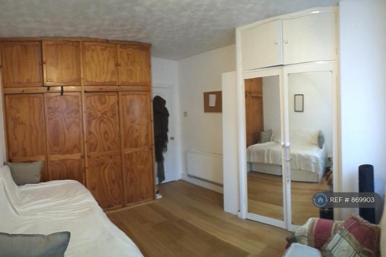 Flat Paradise Street in Greater London
