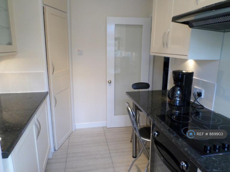 Flat Paradise Street in Greater London