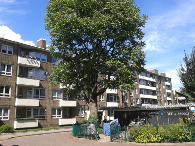 Flat Paradise Street in Greater London