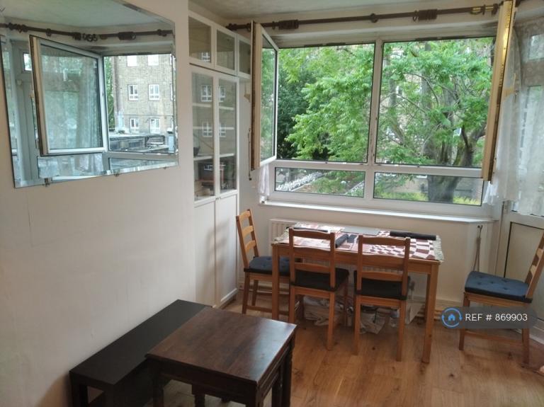 Flat Paradise Street in Greater London
